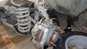 Устанавливаю штатную резину Пирелли, попутно меняю передние тормозные колодки, пробег 29500км!