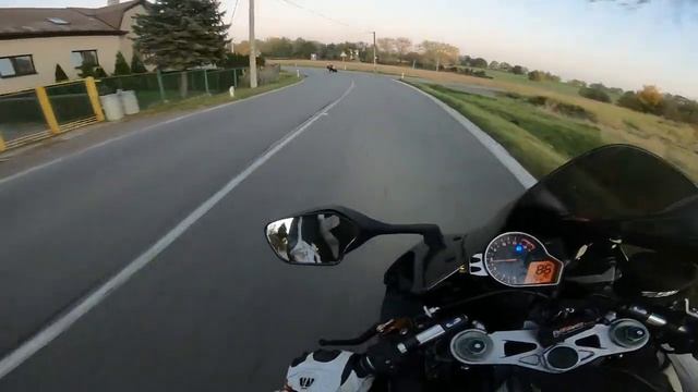 Yamaha R1 Vs Honda CBR 1000RR