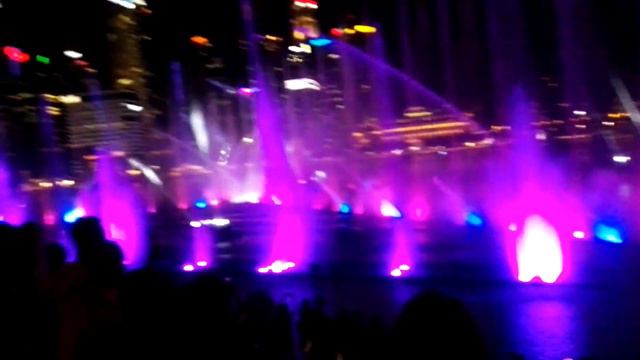 Застала почти минуту лазерного шоу, но какую!!! На этом месте проводится 2000 бесплатных шоу в год! смотреть онлайн