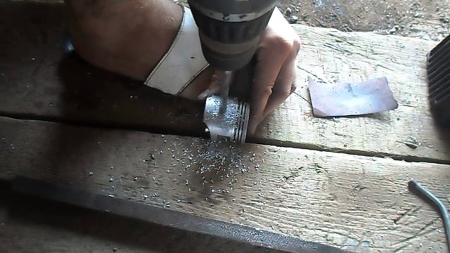 Как избавиться от задир на поршне , облегчить и увеличить мощность мото ,! смотреть онлайн