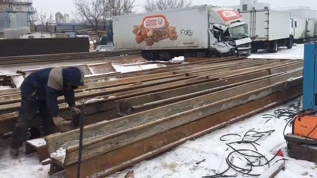 Стыкуем шпунт Ларсена Л5-УМ на складе Экоторг М в Москве смотреть онлайн