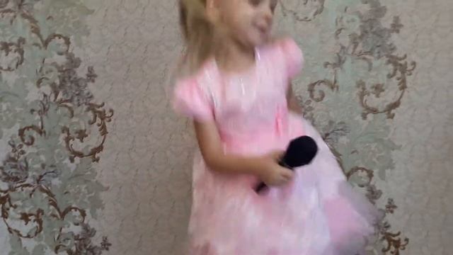 Девочка Танцует в Красивом Платье! смотреть онлайн