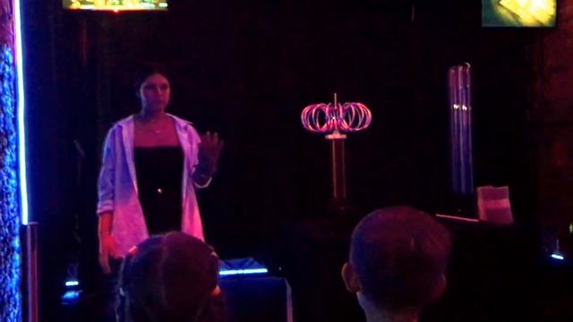 ⚡ Опыты с катушкой Тесла. Как сделать молнию? Что будет, если потрогать молнию руками? ⚡ смотреть онлайн