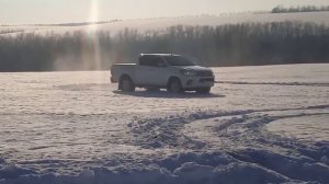 Тойота Хайлюкс в снегу