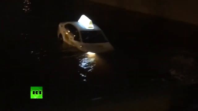 Автомобиль Яндекс Такси с водителем и пассажиром внутри плывёт по каналу в центре Петербурга смотреть онлайн