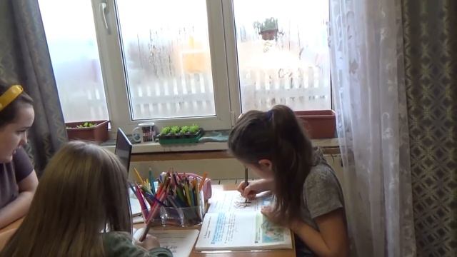КАК ПРОХОДИТ ДИСТАНЦИОННОЕ ОБУЧЕНИЕ У ПЕРВОКЛАССНИКОВ. смотреть онлайн