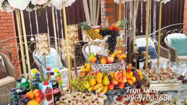 Фуршетный стол во дворе гостиницы. смотреть онлайн