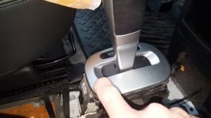 Как снять облицовку центрального тоннеля между сиденьями Ниссан Ноут