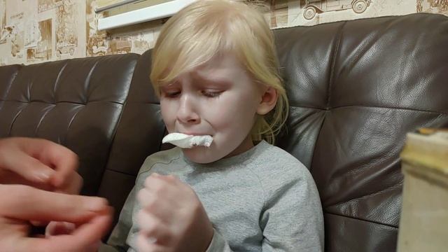 Как вырвать молочный зуб в домашних условиях ;)) смотреть онлайн