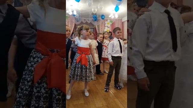 Выпускной детский сад 2017. Трогательный танец. смотреть онлайн
