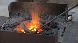 Угольный горн, ковка сувенирной подковы.
