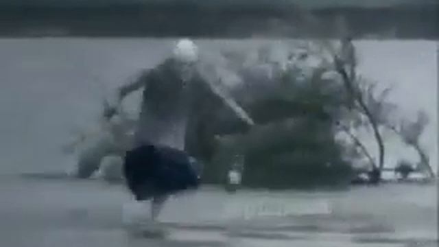 Бабка ёжка убигала от полиции ???