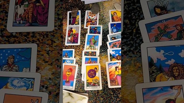 Что хочет сказать. но молчит ? 3й вариант .(Сполоской камешек) .https://t.me/taro_yazemag смотреть онлайн