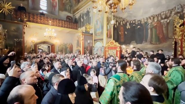 Тисячі людей єдиним серцем і єдиними вустами виконують Символ Віри в Лаврі смотреть онлайн