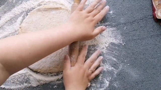 Как приготовить банановые улитки с корицей. Готовим с ребенком смотреть онлайн