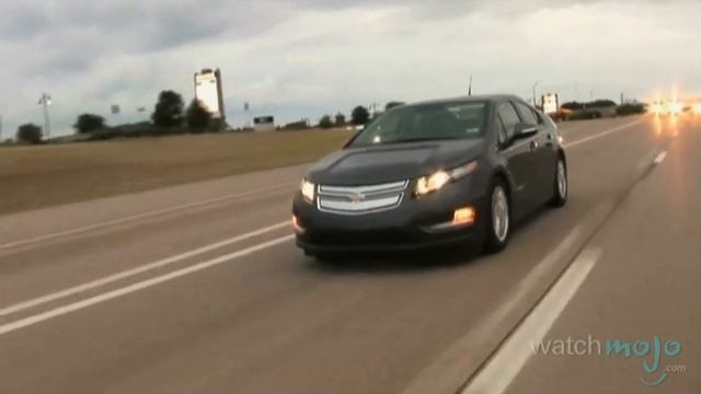 Chevy Volt vs. Nissan LEAF: Electric Car Battle смотреть онлайн
