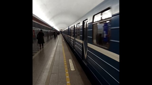 Отправление метропоезда со станции Чернышевская, Санкт-Петербург