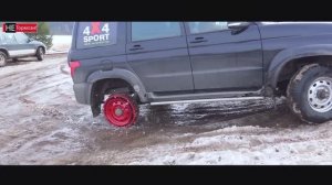 УАЗ на колёсах из каменного века на бездорожье.