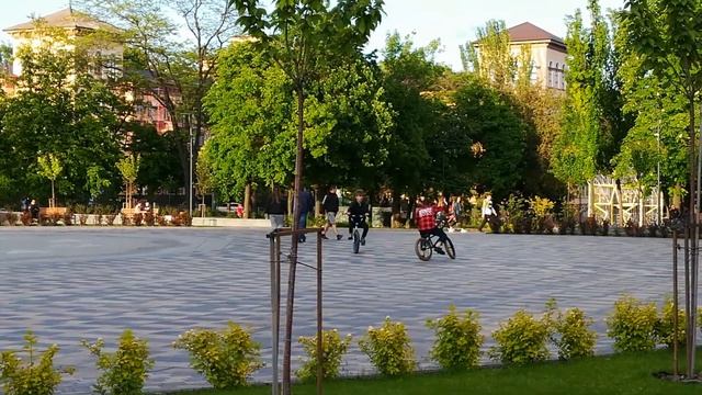 Мариуполь сегодня. 24мая. Молодёжь в сквере. 19:15 смотреть онлайн