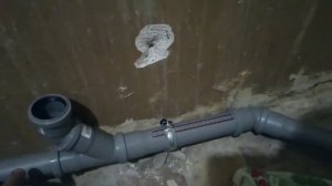 Монтаж водопровода и канализации в ванной комнате.