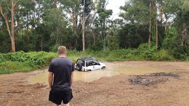 ORMEAU 4X4 90 PRADO SERIES VS GU PARTOL MUDDY FUN смотреть онлайн