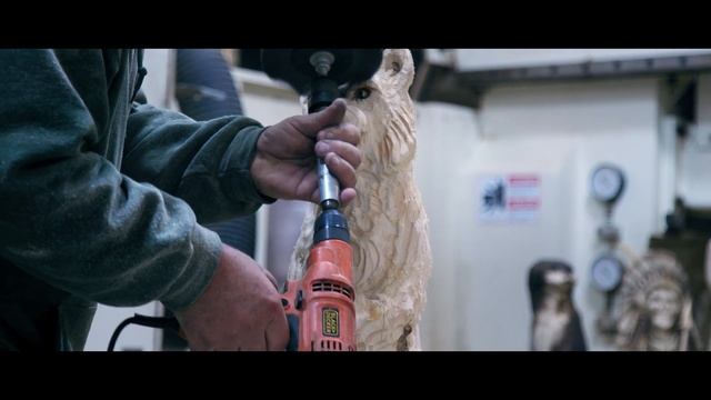 Chainsaw Carving - Happy Welcome Bear - Rough Out Finish (Canon C200) смотреть онлайн