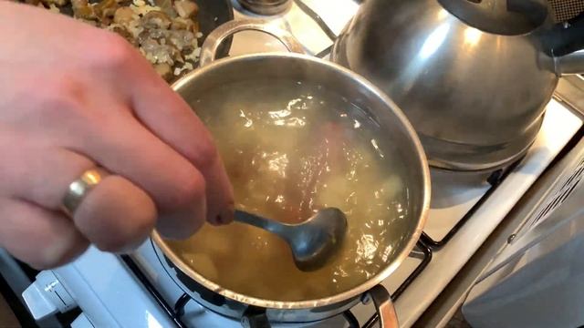 Божественный сливочный суп с грибами и копчёными рёбрышками! Просто объедение! смотреть онлайн