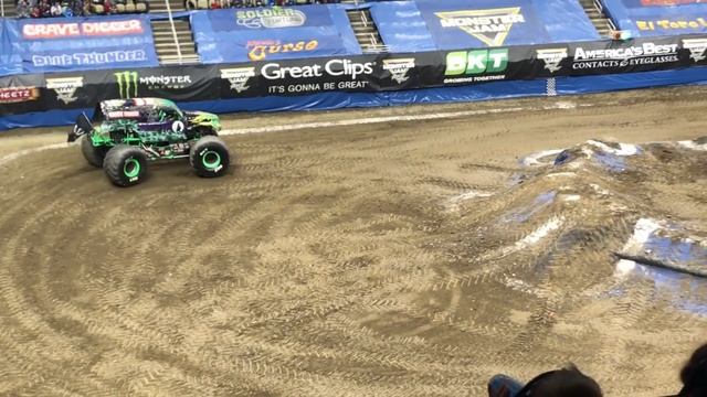 Broken Ford engines and Monster Jam Pittsburgh Highlights смотреть онлайн