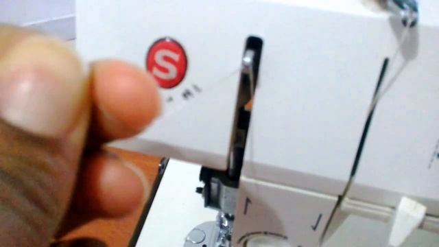 Aprenda a passar Linha na Maquina Reta domestica. смотреть онлайн