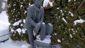 Свежие могилы и необычные памятники / Троекуровское кладбище 2022 зима