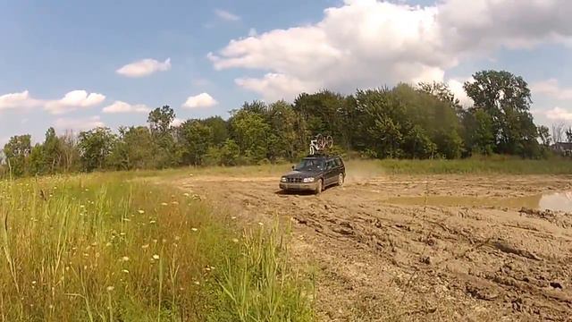 Subaru Forester Gets Muddy смотреть онлайн