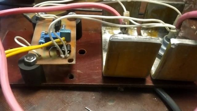 Простое зарядное устройство для АКБ на двух тиристорах с регулировкой по току. смотреть онлайн