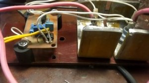 Простое зарядное устройство для АКБ на двух тиристорах с регулировкой по току.