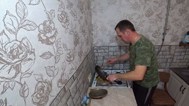 ну вот и все, трудовые будни начинаются! Забор, Готовлю есть. Село. смотреть онлайн