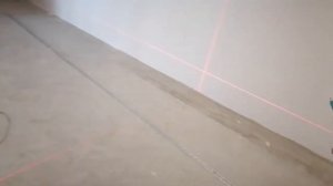 Как определить уровень для стяжки пола. Как найти самую высокую точку пола в квартире.