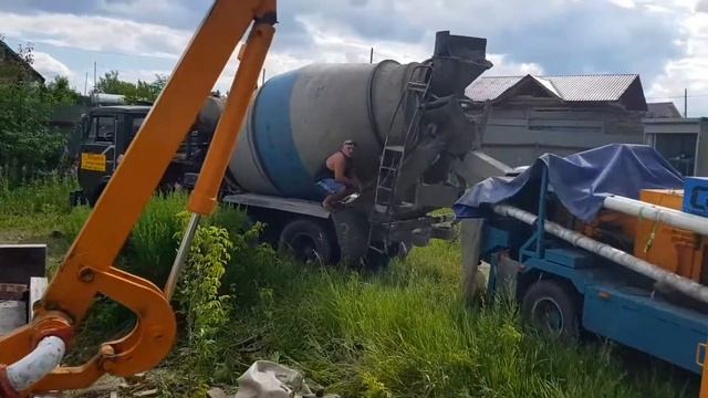 Бетононасос в работе поселок Овинный смотреть онлайн