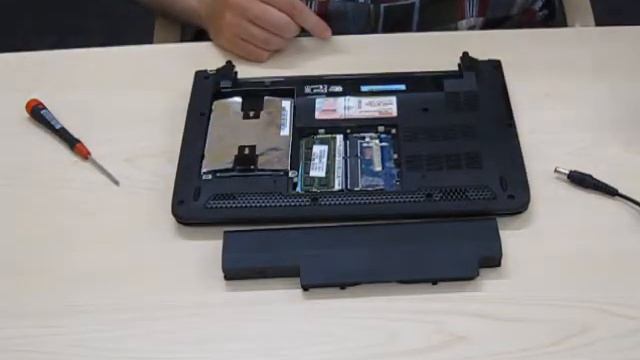 Toshiba T210 Serie: Austauschen des Arbeitsspeichers смотреть онлайн
