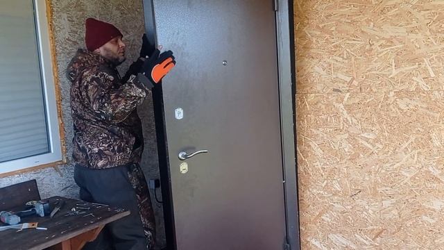 Установка входной металлической двери в каркасном доме.