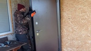 Установка входной металлической двери в каркасном доме.