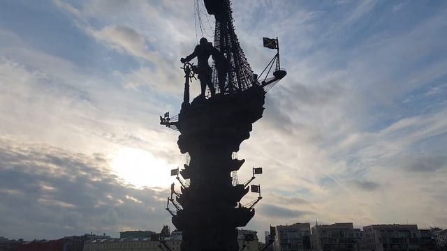 На Сапборде в центре Москвы почти у Кремля. Около памятника Петру 1. смотреть онлайн