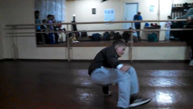 Break dance in Maxi Dance School - кусочек видео с тренировки смотреть онлайн