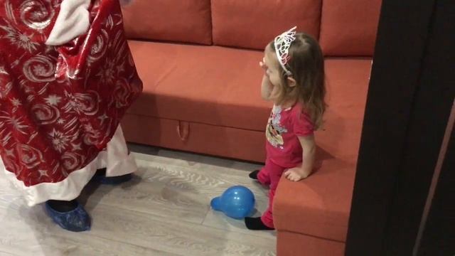 Дед мороз пришел в гости Новогоднее видео для детей Открываем подарки смотреть онлайн