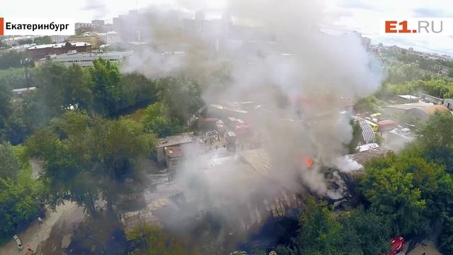 Летающая камера E1.RU помогла спасателям найти очаги возгорания в автосервисе на ВИЗе смотреть онлайн