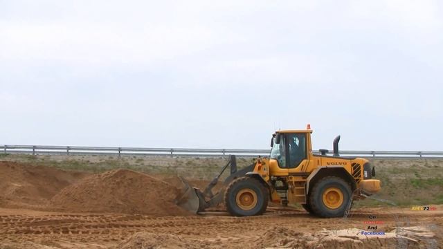 Volvo L120F Wheelloader Loading Volvo A30E Dumpers смотреть онлайн