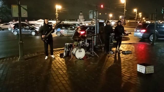 Музыканты играют на Невском проспекте в С.Петербурге. смотреть онлайн