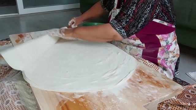 Yapımı Kolay Kat Kat Yumuşacık Elde Açma ISPANAKLI BÖREK TARİFİ