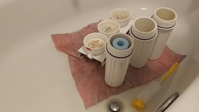 Замена основных кардриджей в фильтре обратного осмоса. Производительность фильтра и чистота воды. смотреть онлайн
