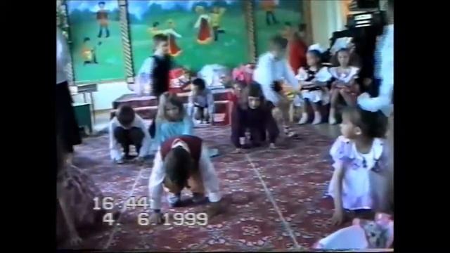 Утренник "Выпуск в школу" в д/с №16, г. Миасс, 1999 г. смотреть онлайн