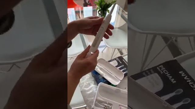 Распаковка электрической зубной щетки PECHAM White Travel смотреть онлайн