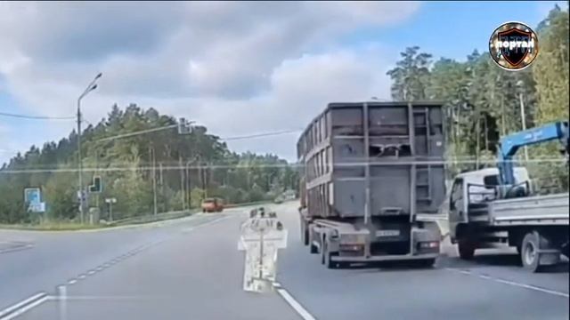 Не взирая на запреты: мотоциклист столкнулся с грузовиком и погиб в Подмосковье смотреть онлайн